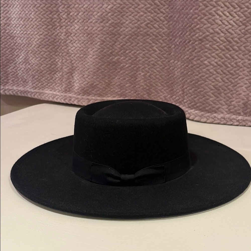 Stylish Black Wide-Brim Hat